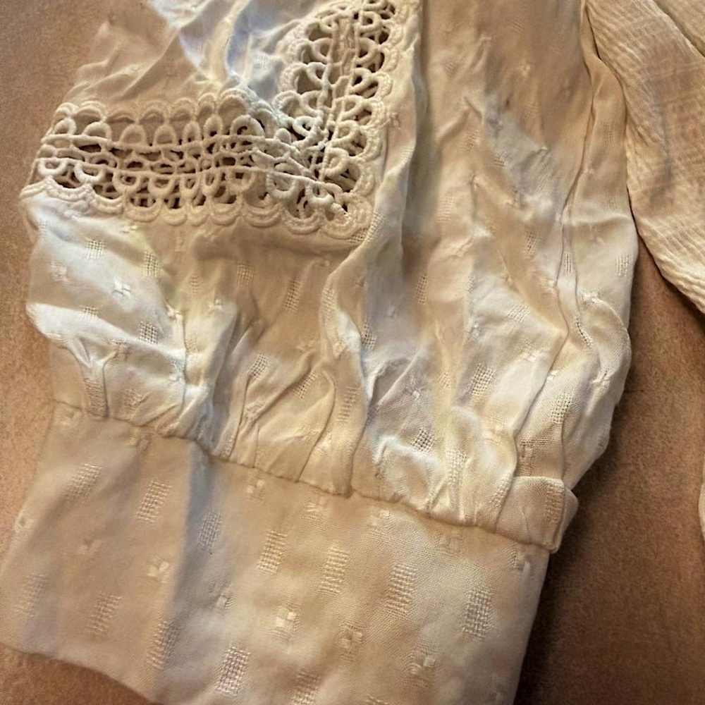 NWT White Blouse with Open Crochet Sleeves - Picture 2 of 7